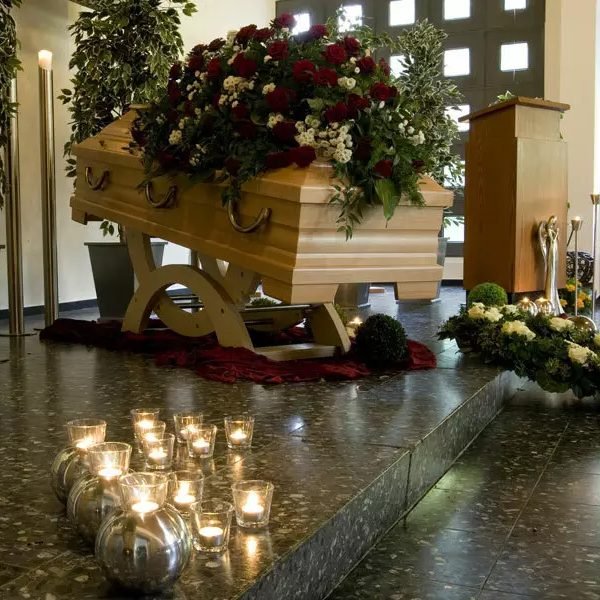 Allestimento floreale per funerale a Noale curato da Onoranze Funebri Griggio